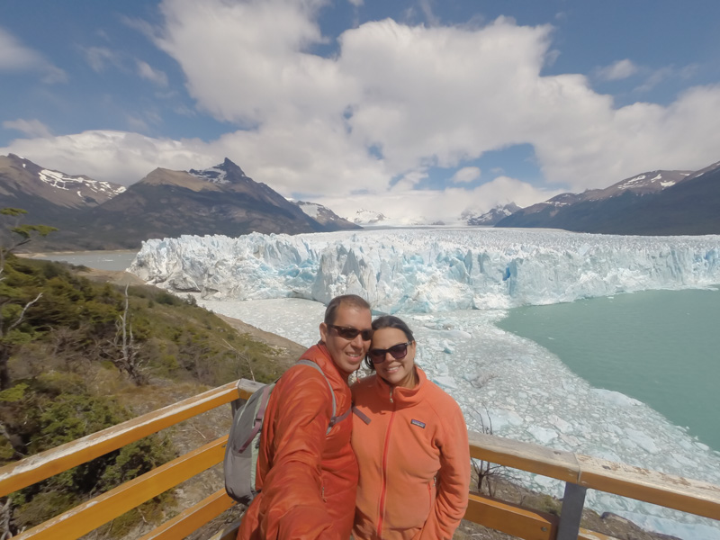Manu and Adriane in front of the glacier